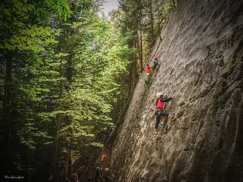 Activités spéléologie, escalade et via ferrata en famille ou en groupe EVG/EVJF dans le Jura