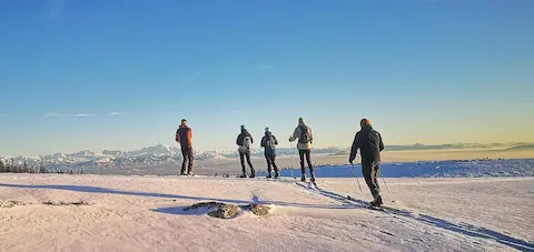 Cours de ski jura. Activités ski de randonnée nordique, télémark, ski-raquette, randonnées raquettes, biathlon, vtt sur neige, en famille ou en groupe EVG/EVJF dans le Jura