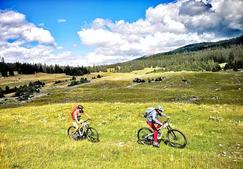 Activités Biathlon, archery, randonnées, vtt/vae, trotinettes, en famille ou en groupe EVG/EVJF dans le Jura
