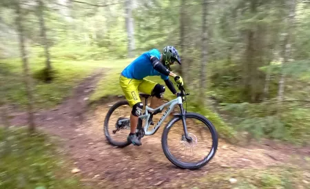 Enduro VTT des Tuffes (Intermédiaire) - Activité Jura - Singles tracks techniques avec racines, marche (max 40cm), et...