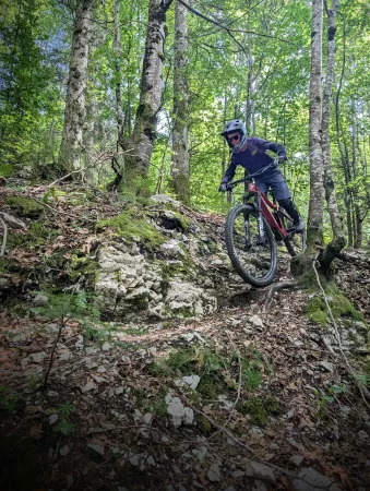 Enduro VTT de la Frontière (Intermédiaire) - Activité Jura - Singles tracks techniques avec racines, marche (max...