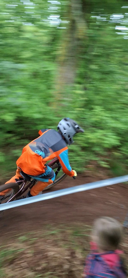 Initiation au VTT de descente - Activité Jura - Au programme: apprentissage des positions de base en descente, gestion...