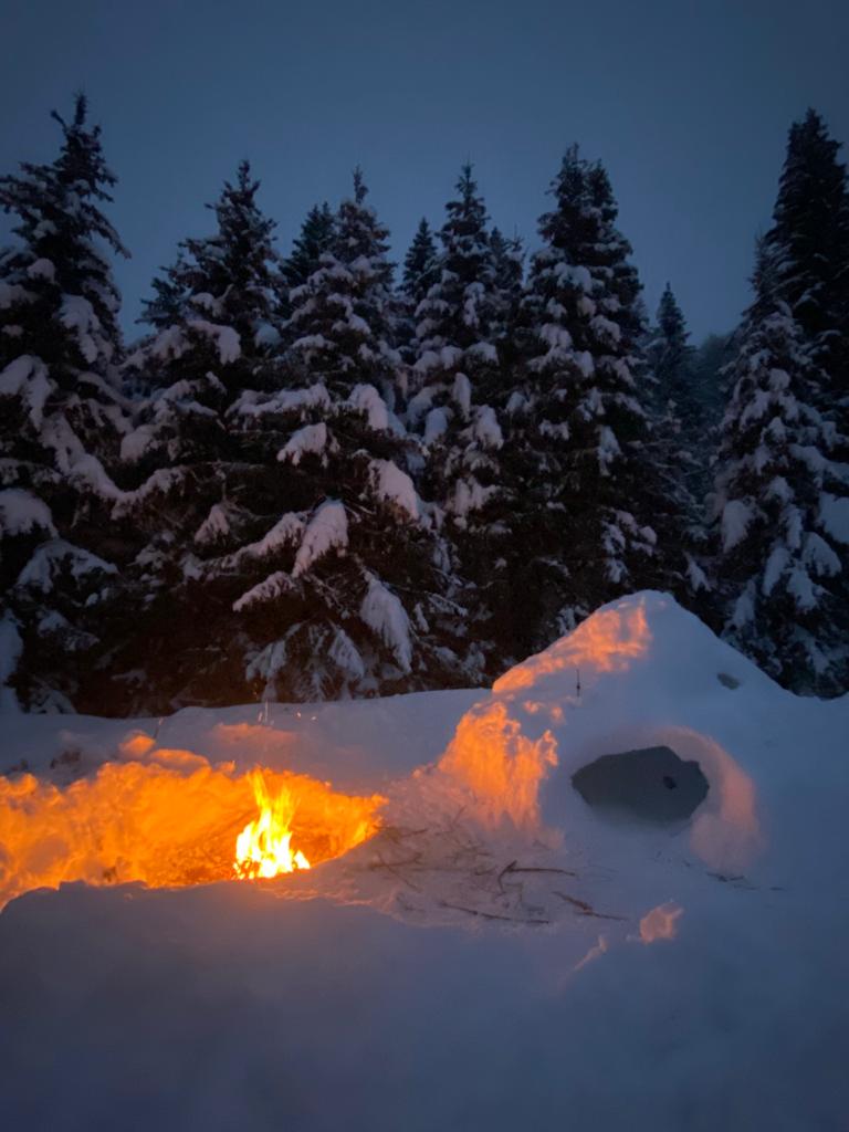 Randonnée raquettes <br> Semi-nocturne Igloo &amp; chamallows jurassiens - neige dans le Jura - Une fin d' apr...