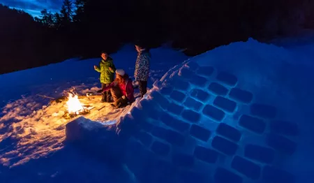 Randonnée raquettes <br> Semi-nocturne Igloo & chamallows jurassiens - Activité Jura - Une fin d' après-...