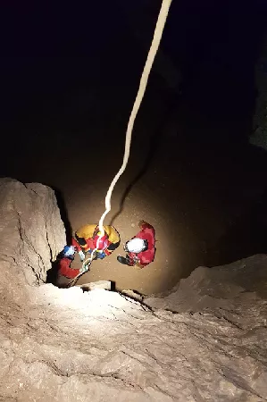 Spéléologie en hiver - Activité Jura - Une approche originale en raquettes pour découvrir les belles cavité du Jura