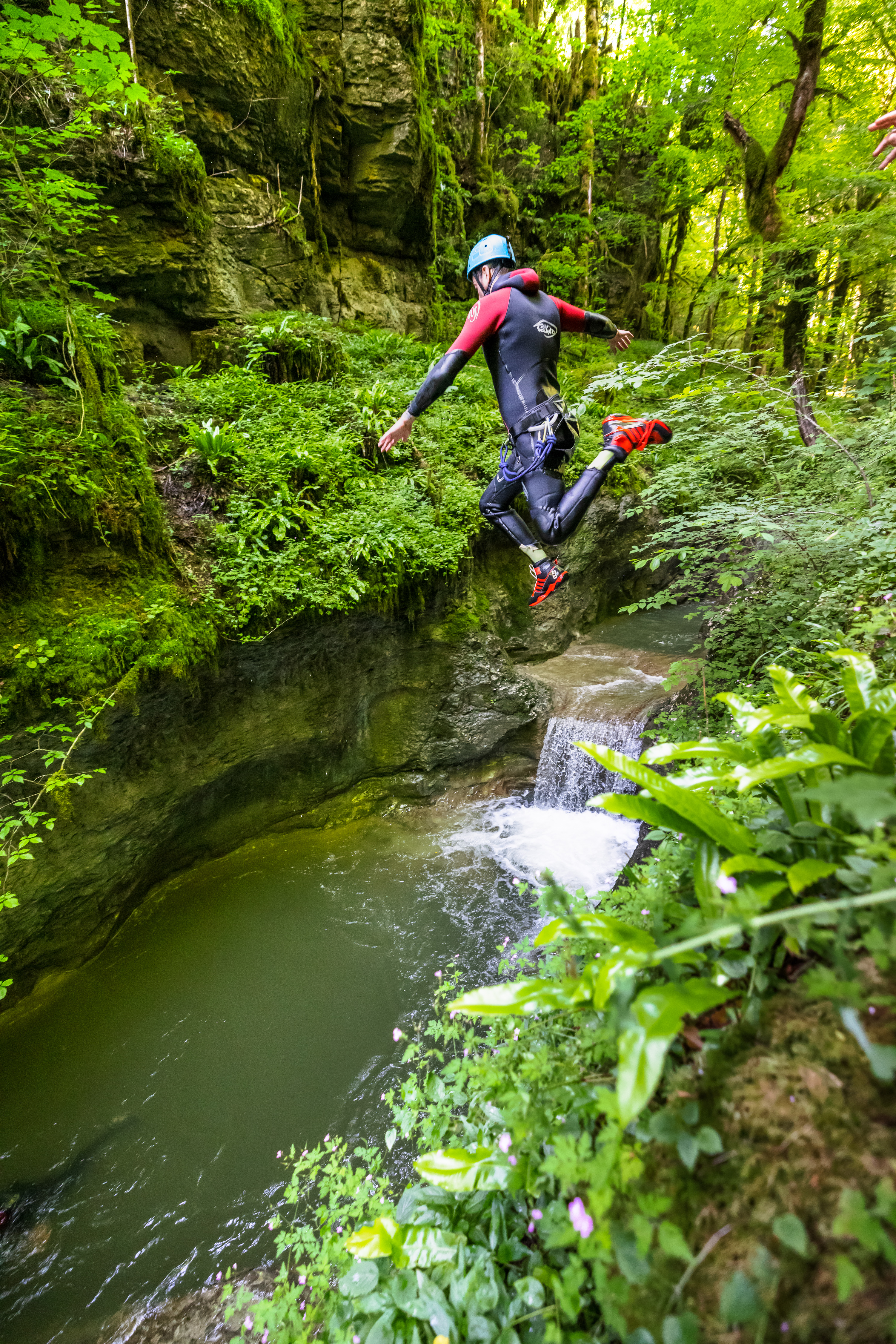 Canyon du Grosdar - Canyoning - eau dans le Jura - Un canyon ludique dans le Jura alternant des sauts jusqu'à 8...