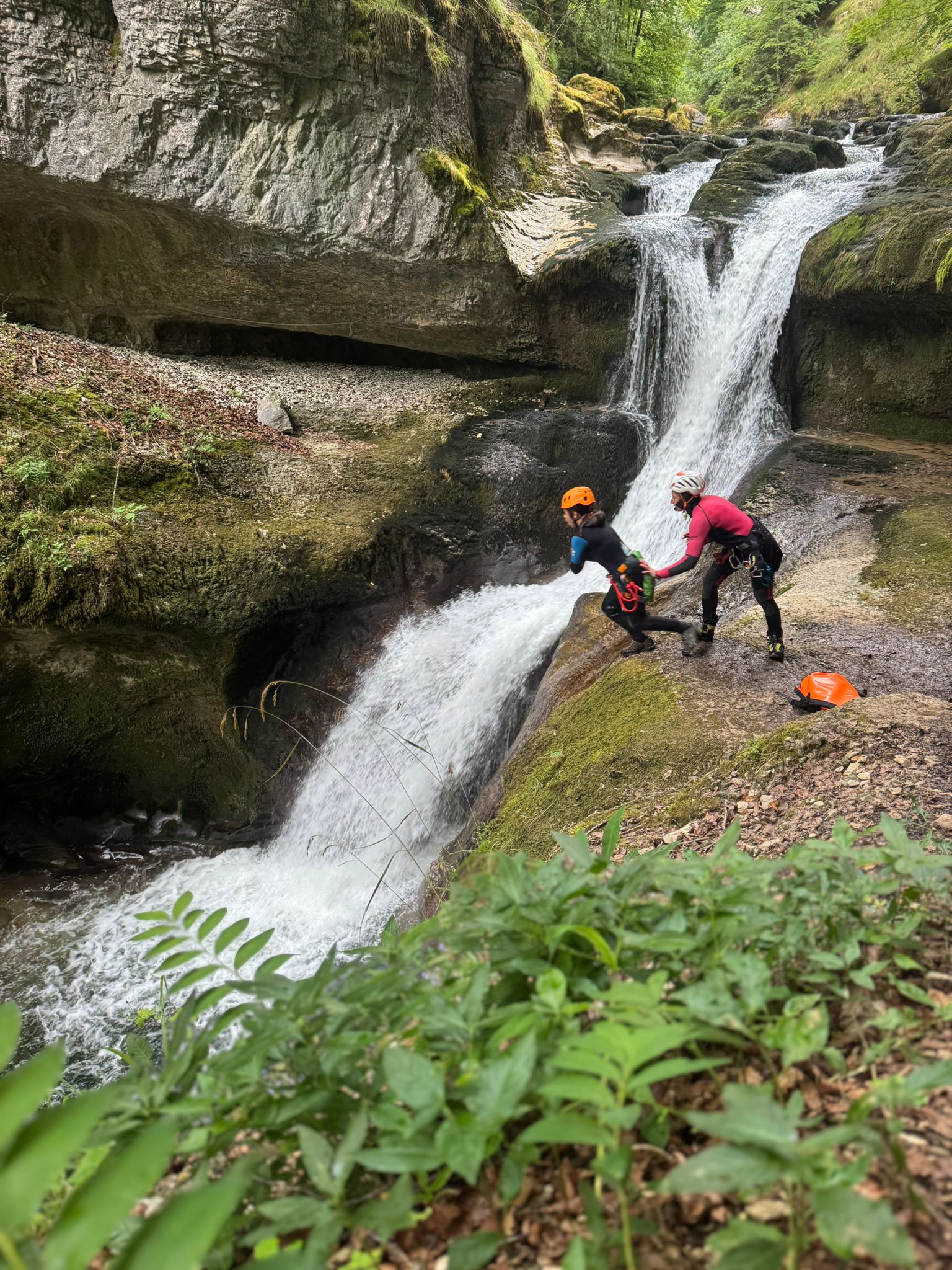 Canyon de Malvaux - Canyoning - Activité Jura - Le canyon de Malvaux situé dans le Jura est très ouvert et ludique...