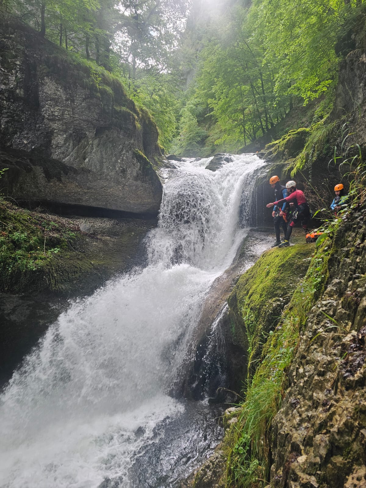 Canyon de Malvaux - Canyoning - Activité Jura - Le canyon de Malvaux situé dans le Jura est très ouvert et ludique...