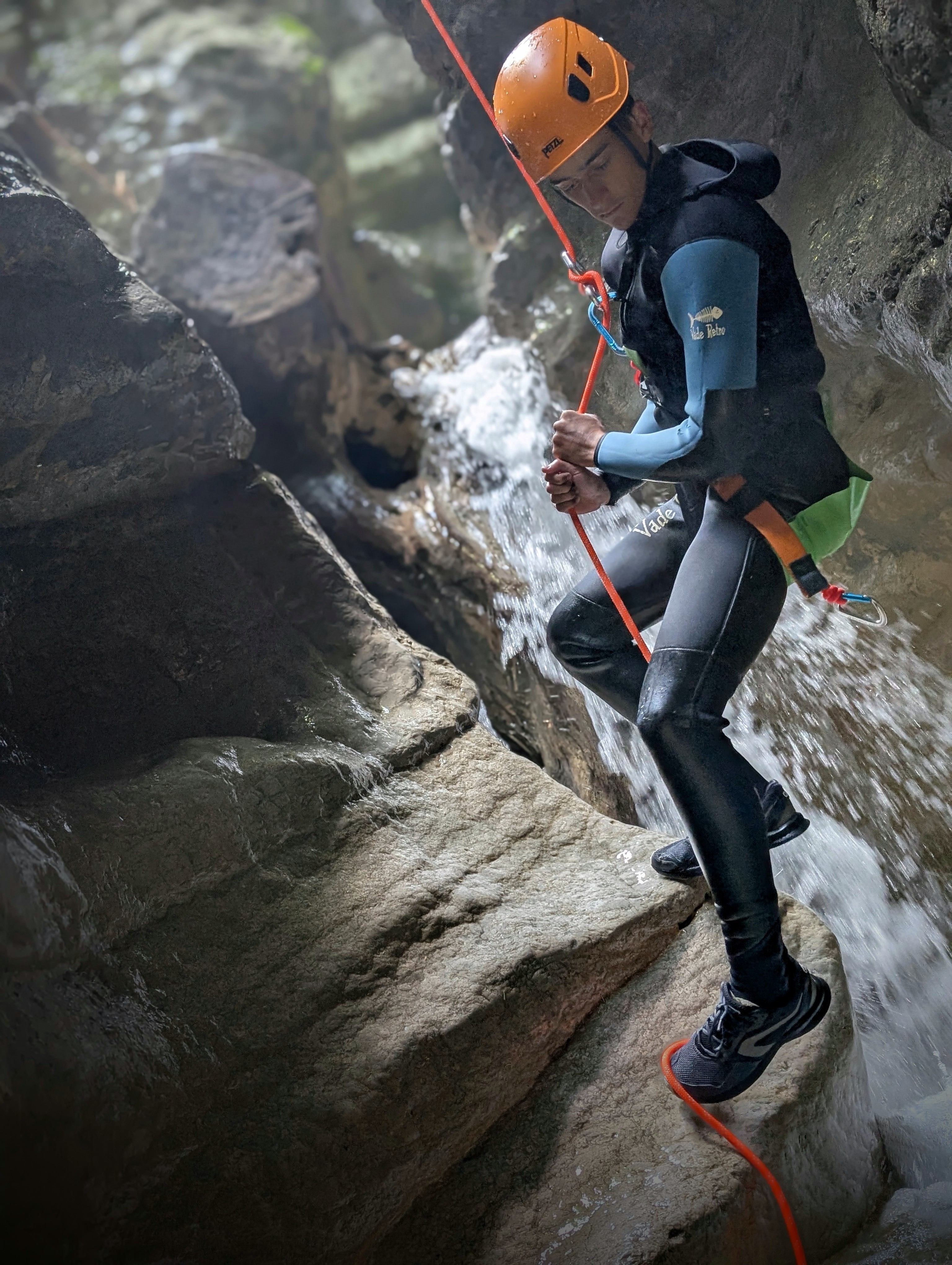 Canyoning journée - eau dans le Jura - Une belle journée de canyoning dans le Jura ! Prenez le temps de visiter le...