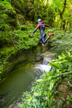 Canyon du Grosdar - Canyoning - Activité Jura - Un canyon ludique dans le Jura alternant des sauts jusqu'à 8...