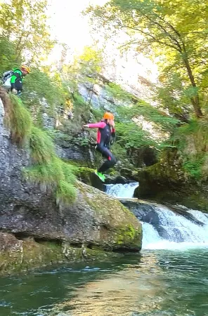 Canyon de Malvaux - Canyoning - Activité Jura - Le canyon de Malvaux situé dans le Jura est très ouvert et ludique...