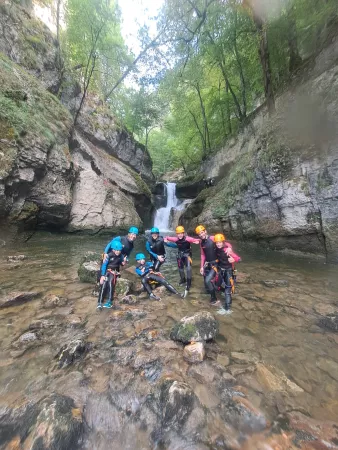 Canyon de Malvaux - Canyoning - Activité Jura - Le canyon de Malvaux situé dans le Jura est très ouvert et ludique...