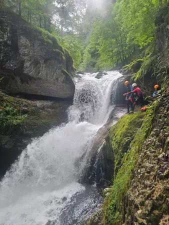 Canyon de Malvaux - Canyoning - Activité Jura - Le canyon de Malvaux situé dans le Jura est très ouvert et ludique...