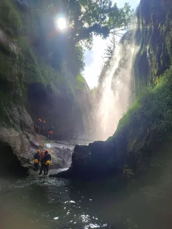 Canyon de la Langouette - Canyoning - Activité Jura - canyoning au fond d’une gorge de 50 m de hauteur qui nous plonge...