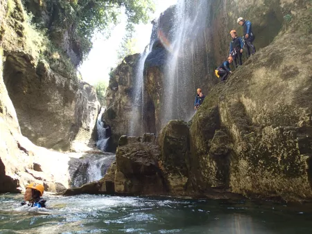 Canyon de la Langouette - Canyoning - Activité Jura - canyoning au fond d’une gorge de 50 m de hauteur qui nous plonge...