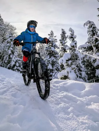 VTT sur neige - Activité Jura - Sortie demi-journée en VAE à gros pneus à travers les sentiers enneigées...