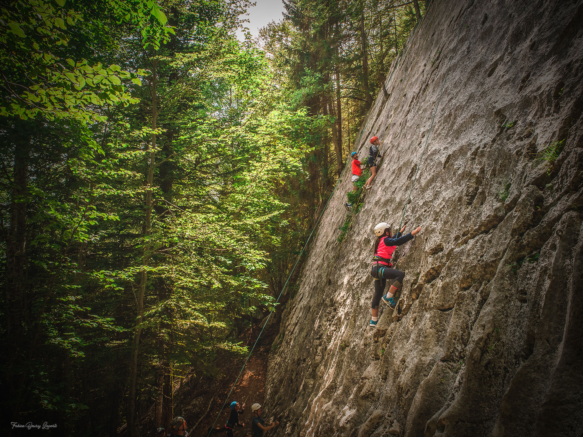 Escalade sur falaise naturelle (école d'escalade) - Activité Jura - Escalade dans le Jura sur une falaise...