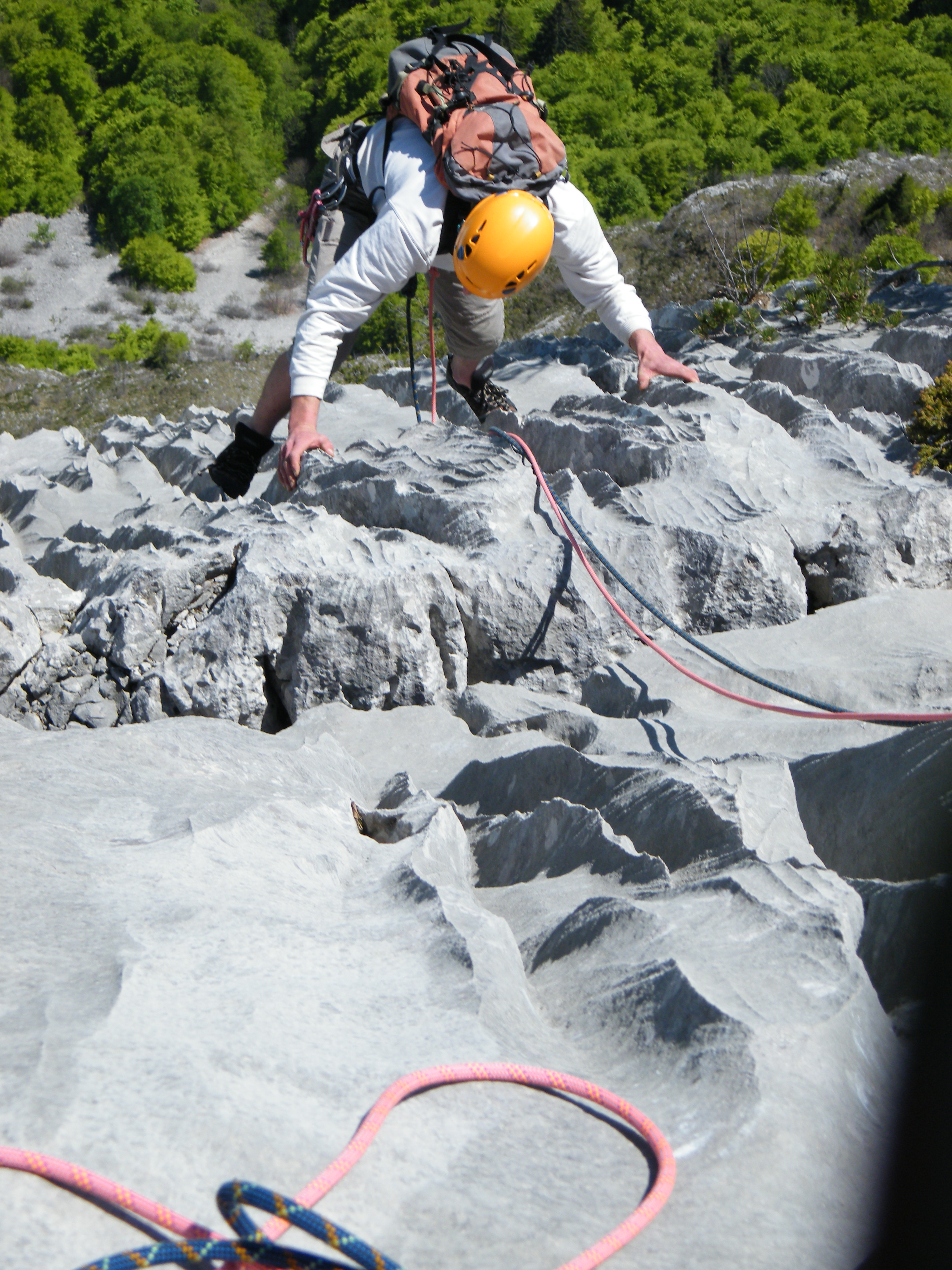 Escalade en montagne - rocher dans le Jura - Gravir un sommet en montagne en l'escaladant, une activité à portée...
