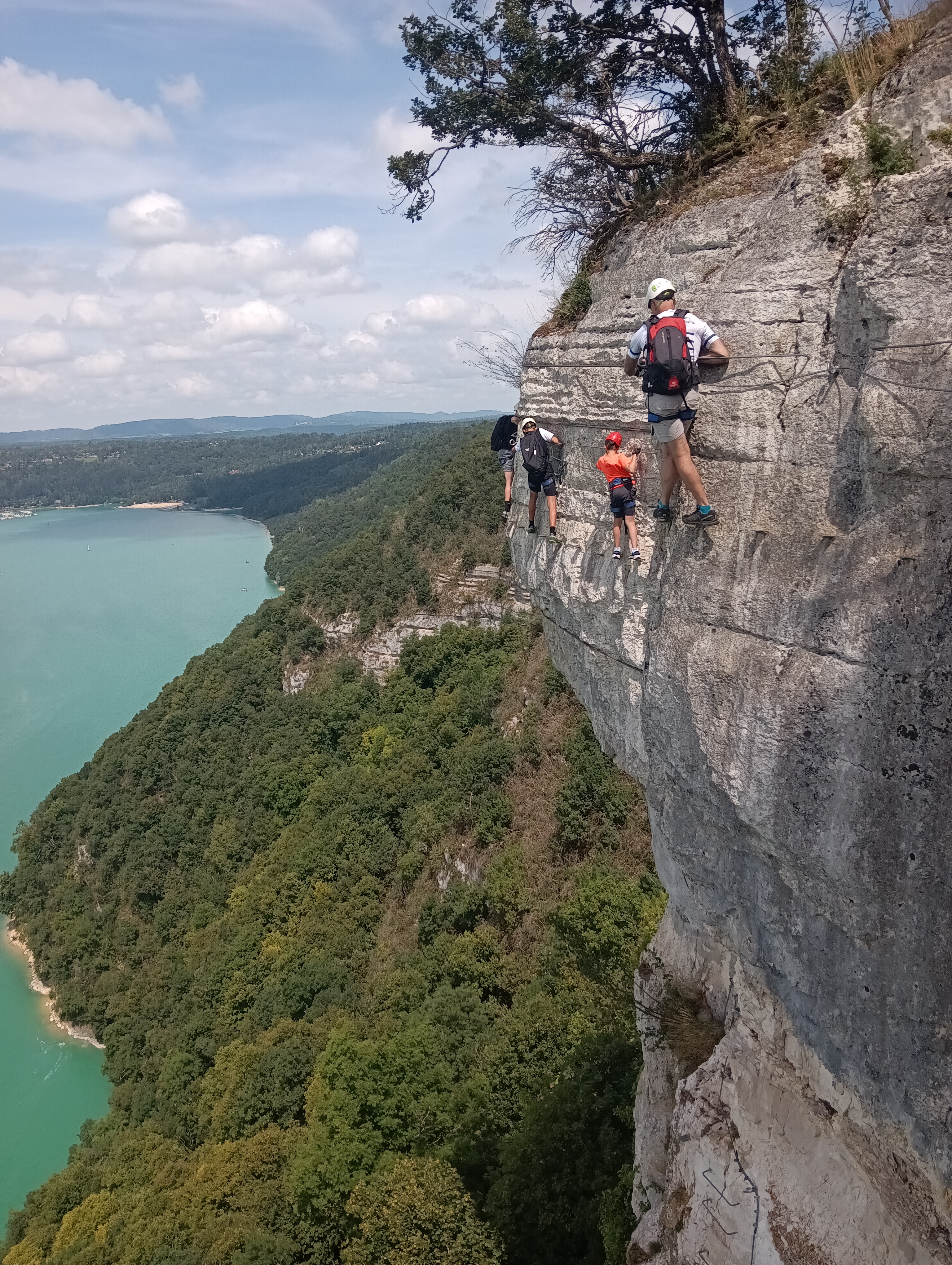 Via Ferrata du Lac de Vouglans - Activité Jura - Via ferrata dans un environnement magnifique du Jura, au-dessus de...