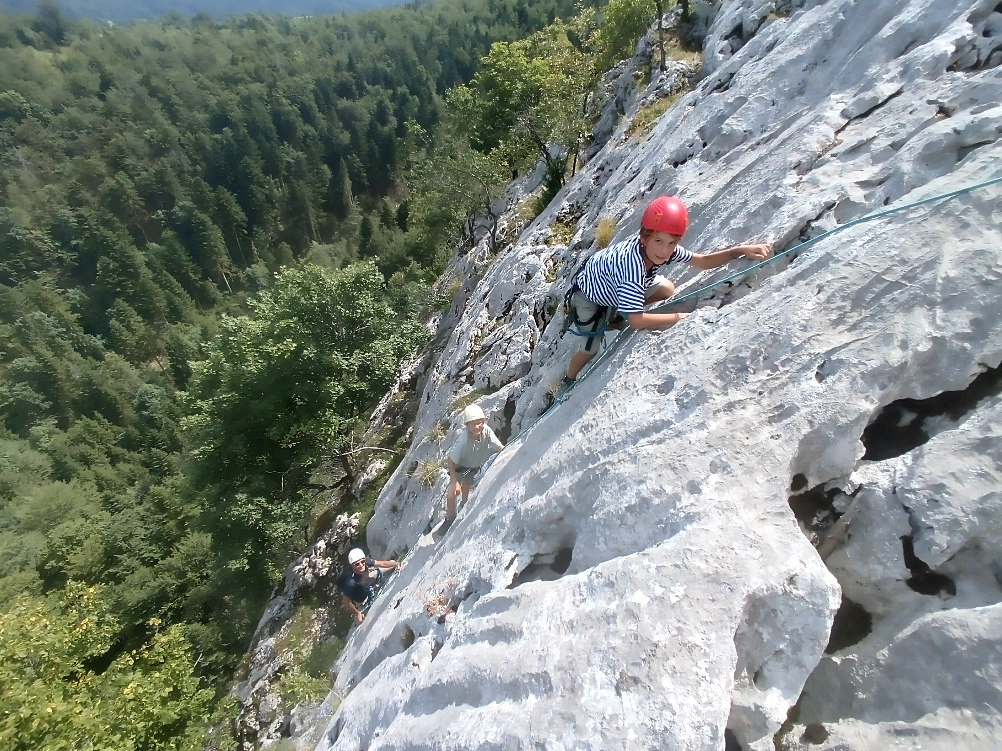 Les Chemins du vertige - Via corda - Activité Jura - Progression encordée sur une falaise naturelle du Jura... Une...