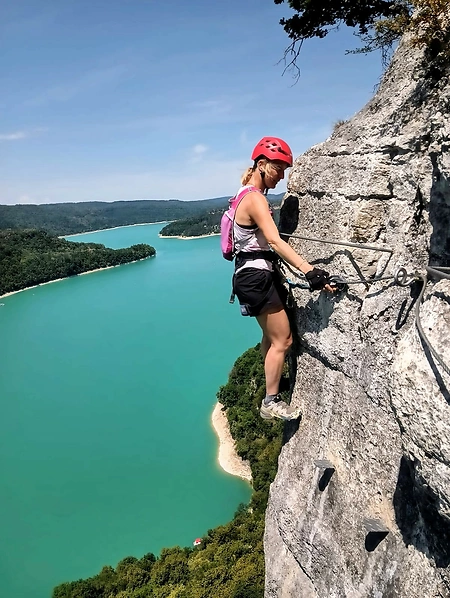 Via Ferrata du Lac de Vouglans - Activité Jura - Via ferrata dans un environnement magnifique du Jura, au-dessus de...