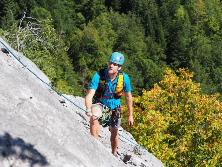 Les Chemins du vertige - Via corda - Activité Jura - Progression encordée sur une falaise naturelle du Jura... Une...