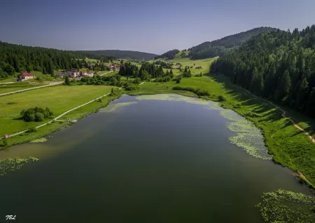 Lac & tourbière mystérieuse - Activité Jura - Une randonnée facile et ludique pour découvrir le monde des lacs...