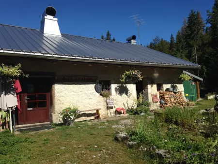 Dîner des Contrebandiers - Activité Jura - Une forêt à histoire, un feu qui crépite, une porte qui craque......