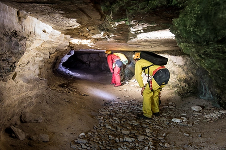 Spéléologie grotte de Balerne intermédiaire - Activité Jura - Le monde souterrain s'ouvre à vous : passage...