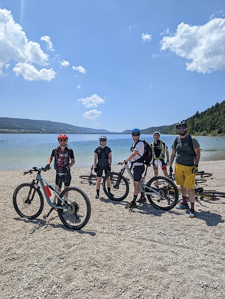 Tour du lac de Joux en VTT ou VTTAE - Activité Jura - De beaux sentiers au bord de lac et des vues fantastiques sur le...