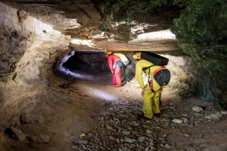 Spéléologie en hiver - Neige dans le Jura - Une approche originale en raquettes pour découvrir les belles cavité du Jura
