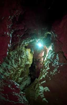 Spéléologie en hiver - Neige dans le Jura - Une activité à faire en hiver avec ou sans neige et accessible à tous....