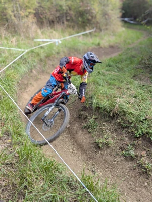 Initiation au VTT de descente - Terre dans le Jura - Au programme: apprentissage des positions de base en descente,...