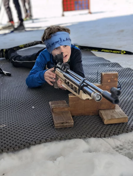 Enfant en Biathlon avec tir à air comprimé