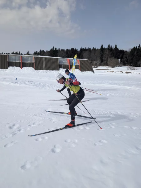 Skieur qui se préparent à prendre le départ d'un relais