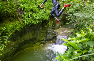 Canyon du Grosdar - Canyoning - Activité Jura - Un canyon ludique dans le Jura alternant des sauts jusqu'à 8...