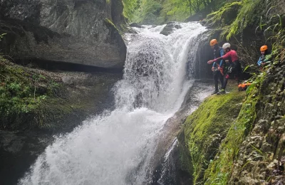 Canyon de Malvaux - Canyoning - Activité Jura - Le canyon de Malvaux situé dans le Jura est très ouvert et ludique...