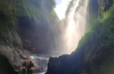 Canyon de la Langouette - Canyoning - Activité Jura - canyoning au fond d’une gorge de 50 m de hauteur qui nous plonge...
