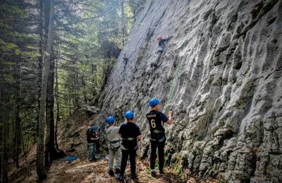 Escalade sur falaise naturelle (école d'escalade) - Activité Jura - Escalade dans le Jura sur une falaise...