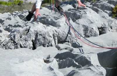 Escalade en montagne - Activité Jura - Gravir un sommet en montagne en l'escaladant, une activité à portée...