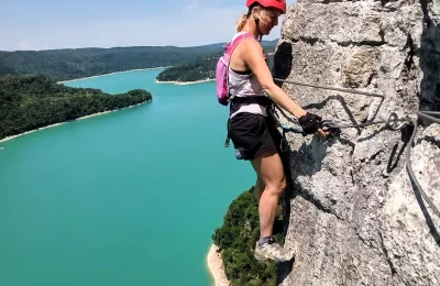 Via Ferrata du Lac de Vouglans - Activité Jura - Via ferrata dans un environnement magnifique du Jura, au-dessus de...
