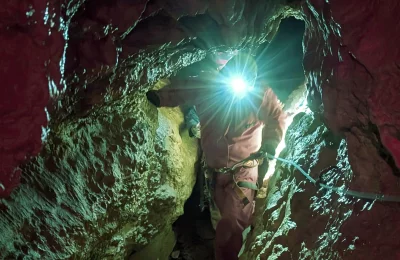 Spéléologie grotte de Balerne initiation - Activité Jura - Le monde souterrain s'ouvre à vous : passage bas,...