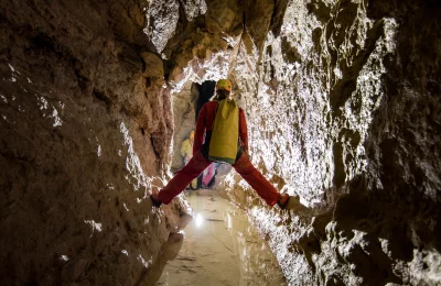 Spéléologie grotte de Balerne Débutant - Activité Jura - Le monde souterrain s'ouvre à vous : passage bas,...