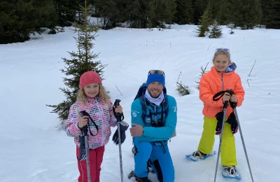 Randonnée raquettes <br> Le Goûter des Lutins - Activité Jura - Objectif : goûter au refuge enchanté !! Petite...