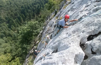 Les Chemins du vertige  - Via corda - Activité Jura - Progression encordée sur une falaise naturelle du Jura... Une...