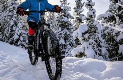 VTT sur neige sur la station des Rousses - Activité Jura - Sortie demi-journée en VAE à gros pneus à travers les...