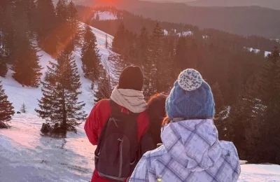 Randonnée raquettes <br> Coucher de soleil - Activité Jura - Semi-nocturne sur la Dôle ! Après un accès en...