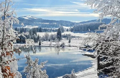 Randonnée raquettes <br> Lac &amp; tourbière - Activité Jura - Une balade raquette facile pour découvrir le...