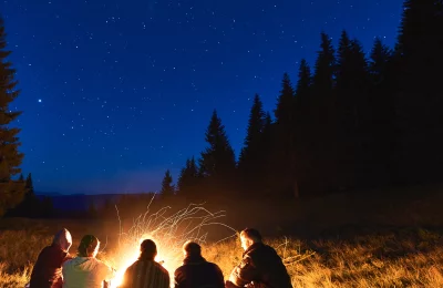 Feu de camp - Activité Jura - Une soirée à regarder danser les flammes et à écouter la chouette au loin. 