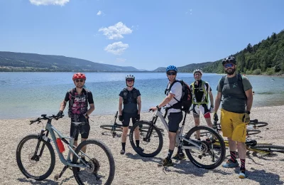 Tour du lac de Joux en VTT ou VTTAE - Activité Jura - De beaux sentiers au bord de lac et des vues fantastiques sur le...